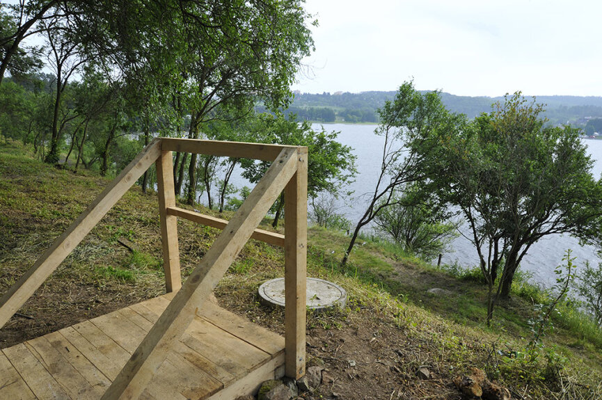 Jiří Kovanda - Rozhledna, dřevěný objekt, Brněnská přehrada za hrází u domku hrázného